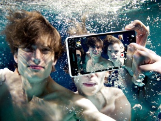 Sony показала смартфон, снимающий Full HD видео под водой